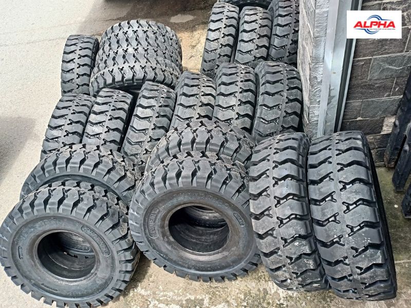 lốp xe nâng màu đen chịu tải cao hơn lốp trắng